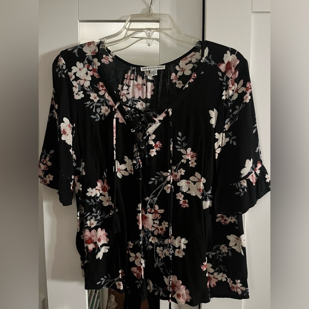 American eagle Floral Black Top